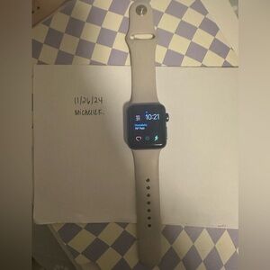 apple watch series 3 38mm and belkin stand charger
